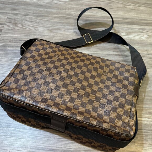Louis Vuitton Brown and Red Messenger Bag with Iconic Design - Picture 12 of 14